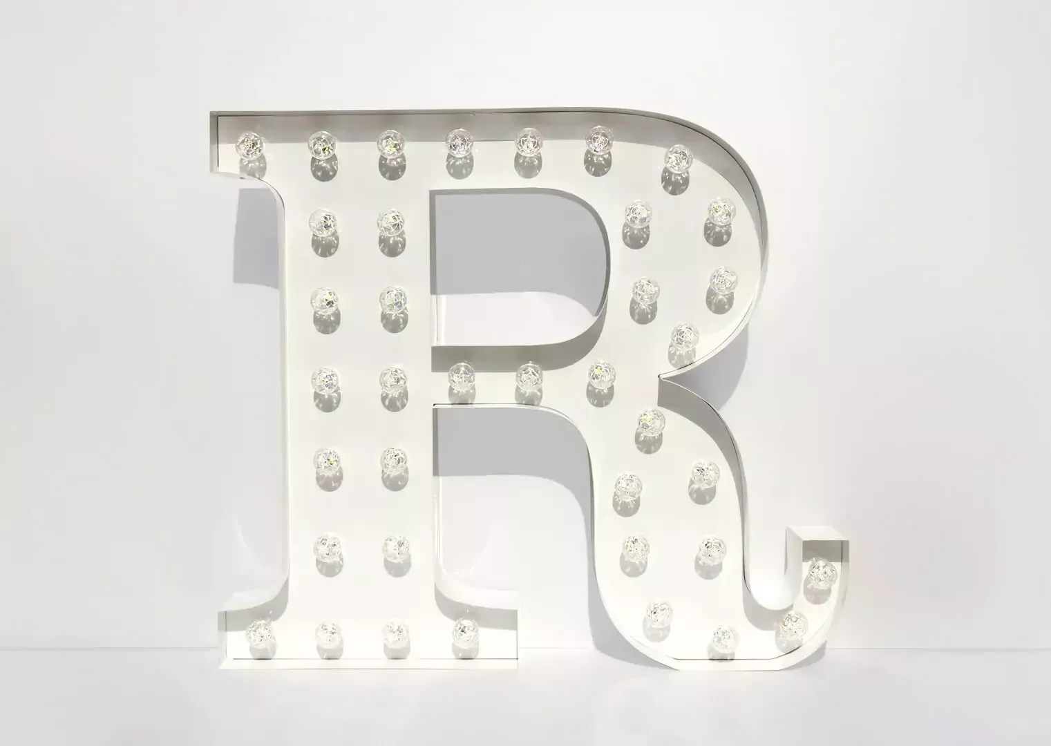 Lettera R - lettera luminosa con lampadine bianche