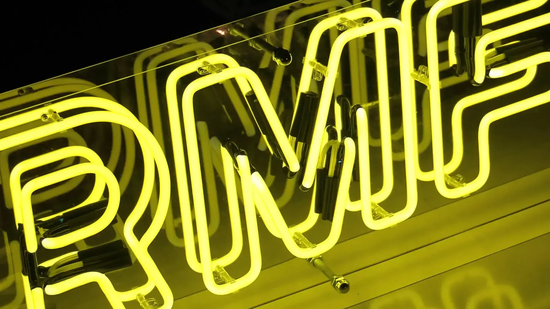 RMF - Neon giallo per Radio RMF, pubblicità al neon.