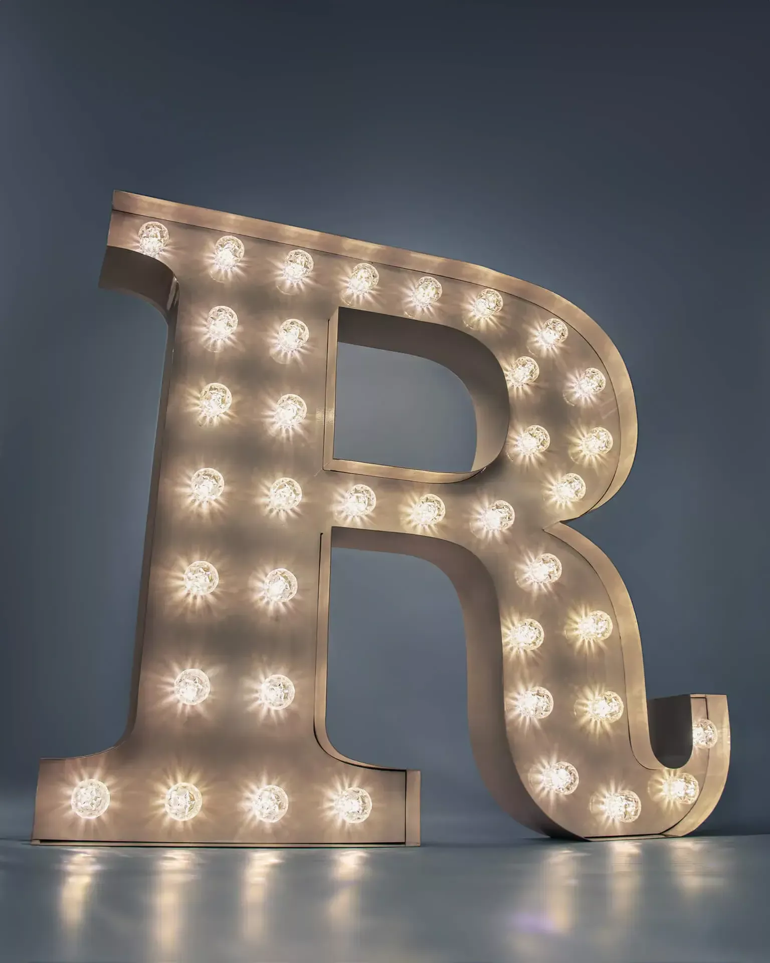 Lettera R - lettera luminosa con lampadine bianche