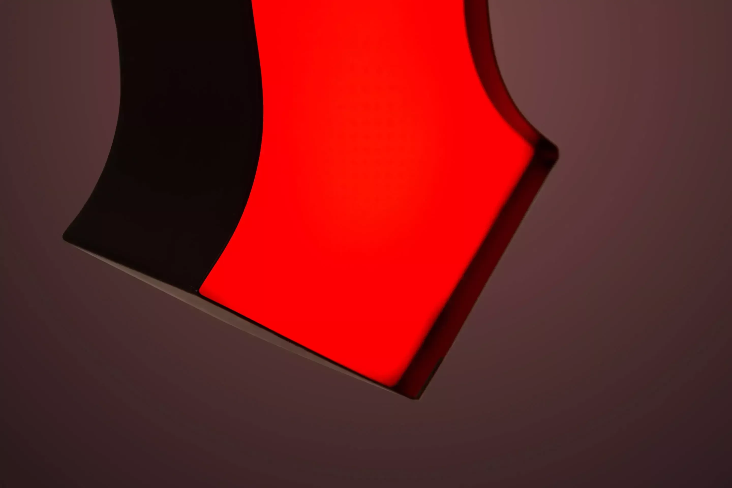 Lettera M - lettera illuminata a LED personalizzata in rosso, dettaglio