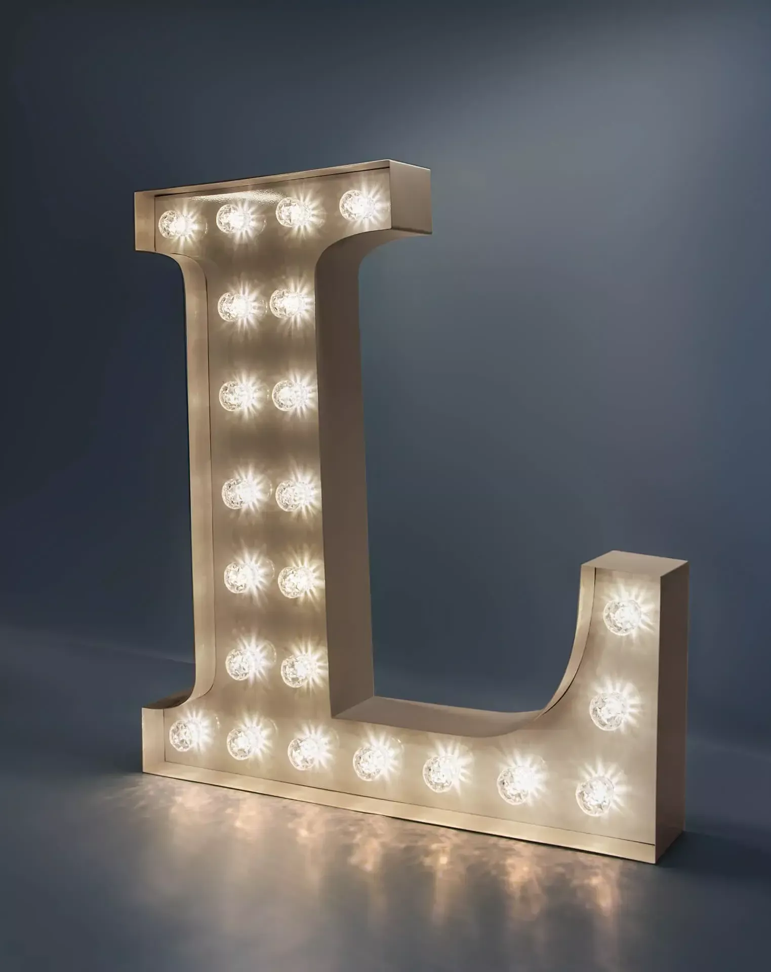 Lettera L - lettera luminosa con lampadine bianche