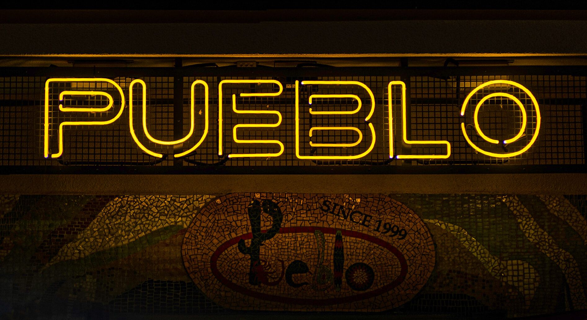 Neon Pueblo - Esterno giallo neon Pueblo.