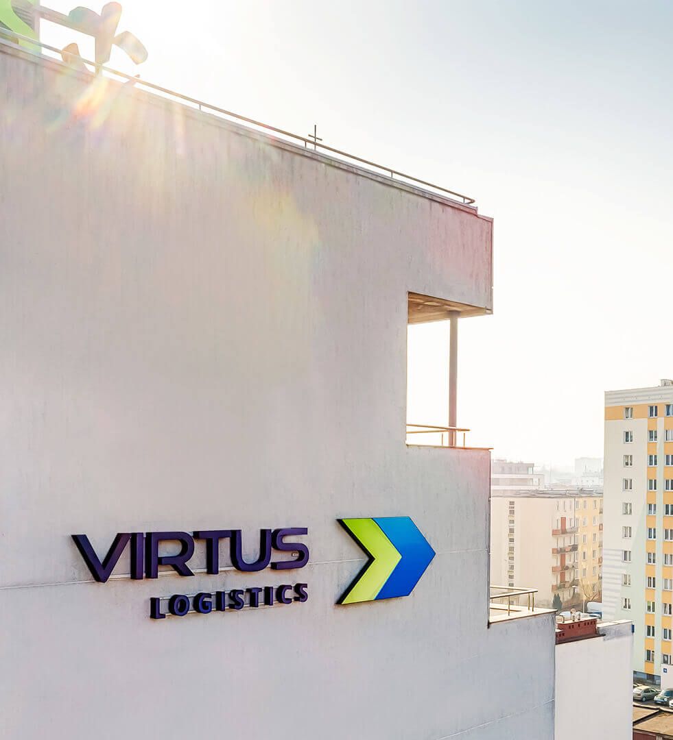 virtus - Virtus_Logistics_lettere_luminescenti_montate_alpinisticamente_all'elevazione_dell'edificio