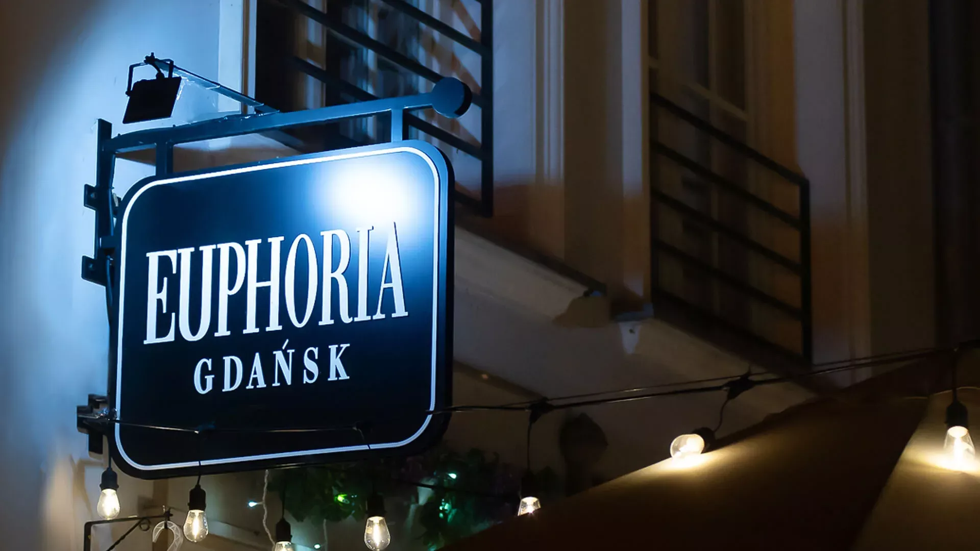 Euforia Danzica - semaforo perpendicolare, bifacciale in nero con lettere bianche di notte